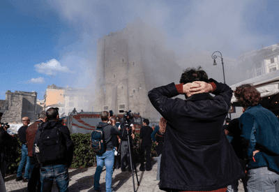 Bombeiros tentam resgatar trabalhador após desabamento de torre medieval em Roma