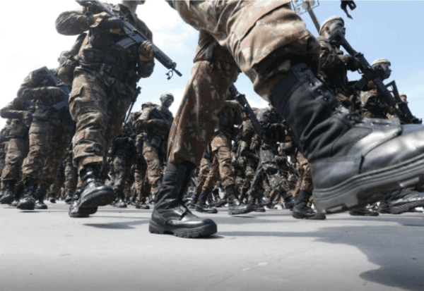 Imagem da notícia: Exército estuda incluir mulheres em armas mais combatentes, diz comandante