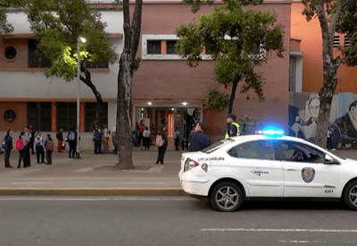 Crianças retornam às aulas em Caracas após captura de Maduro