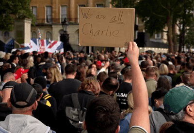 Centenas se reúnem no centro de Londres para prestar homenagens a Charlie Kirk