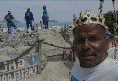 Castelinho de areia construído na praia da Barra da Tijuca (RJ) é demolido pela prefeitura