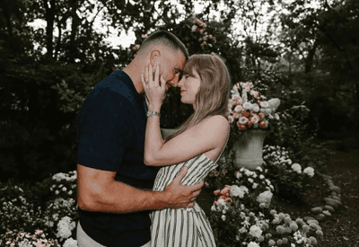 Taylor Swift anuncia noivado com Travis Kelce, jogador da NFL