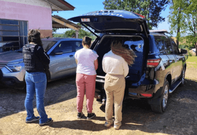 Polícia prende quatro mulheres por tortura de garota de programa 