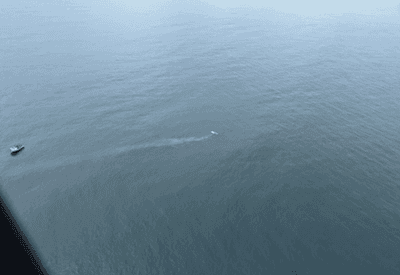 Embarcação vira, filho é encontrado e pai está desaparecido no mar em SC