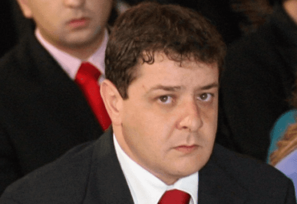 Imagem da notícia: Filho de Lula coloca esposa como administradora de suas empresas em meio a caso INSS