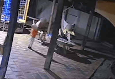 Criança de 2 anos brinca com arma do pai e mata a mãe após tiro acidental