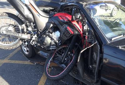 Moto "invade" carro e deixa dois feridos em Realengo, no Rio