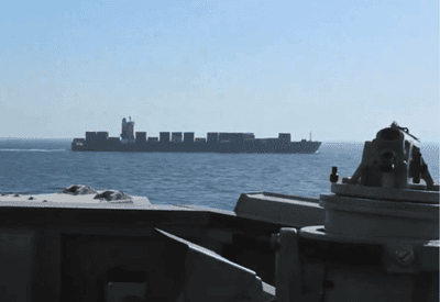 Imagem mostra ataque da Marinha dos EUA a cargueiro do Irã