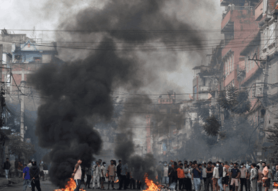 Esposa de ex-premiê do Nepal é internada em estado crítico após incêndio causado por manifestantes