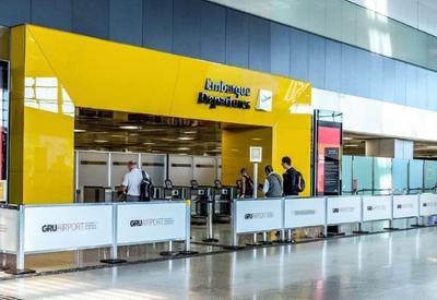 Crianças invadem área próxima à pista de decolagem do Aeroporto de Guarulhos