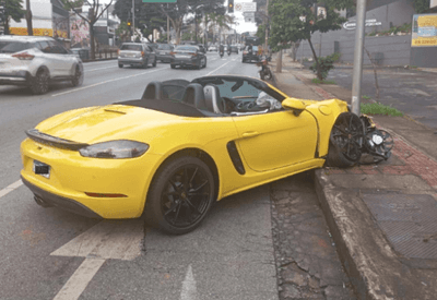 Motorista bate Porsche em poste e carro é abandonado em BH