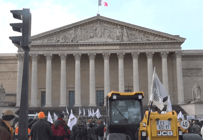 Agricultores protestam em Paris contra acordo entre União Europeia e Mercosul