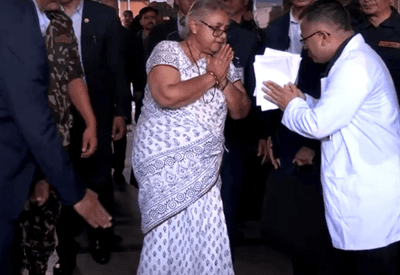 Primeira-ministra interina do Nepal visita manifestantes feridos