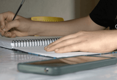 Proibição do uso de celular em escolas mostra efeitos após seis meses em Porto Alegre