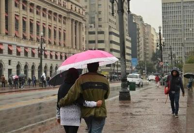 Chuva deixa cidade de São Paulo em atenção para alagamentos 