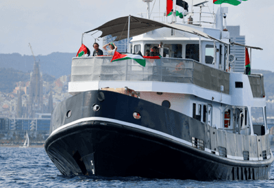 Barco de flotilha que tenta levar ajuda para Gaza é atacado; Thiago Ávila e Greta Thunberg estavam a bordo