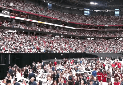 Mais de 100 mil se reúnem em estádio para participar de funeral de Charlie Kirk nos EUA