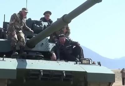 Kim Jong Un passeia em tanque de guerra com a filha durante exercício militar