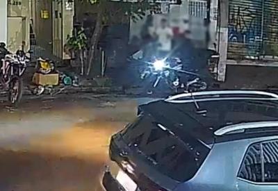 Câmeras flagram ladrões rendendo homem com arma em Pinheiros (SP)