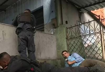 Repórter do SBT fica em meio ao fogo cruzado em operação no Rio de Janeiro