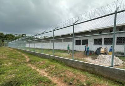Polícia procura 14 detentos que fugiram de penitenciária durante banho de sol no Amazonas