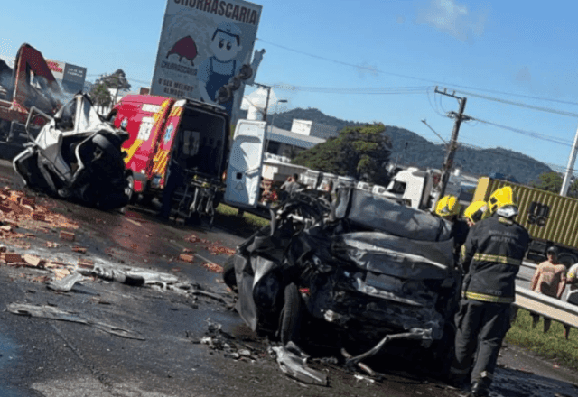 Imagens mostram carros sendo prensados por carreta em acidente que deixou 3 mortos em SC