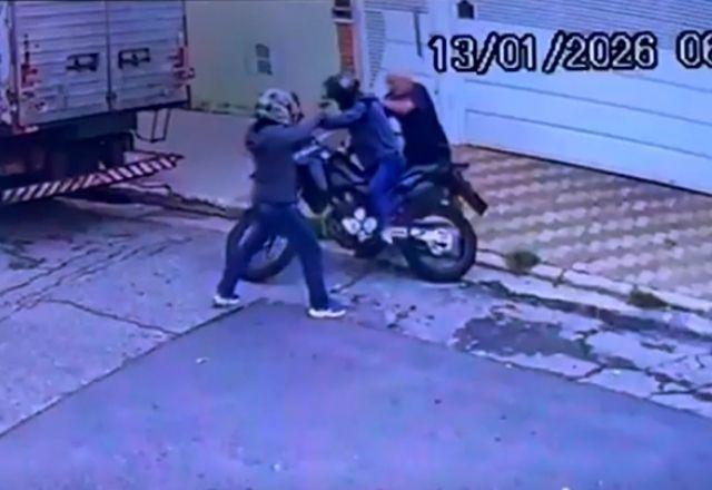 Homem usa arma de choque para tentar impedir assalto em SP