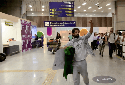 Ativista brasileiro deportado por Israel chega ao Rio e denuncia tortura