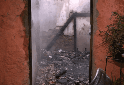Incêndio destrói casa e deixa mulher ferida em Porto Alegre