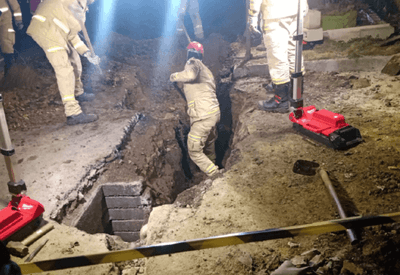 Bombeiros quebram o asfalto para salvar homem preso em bueiro