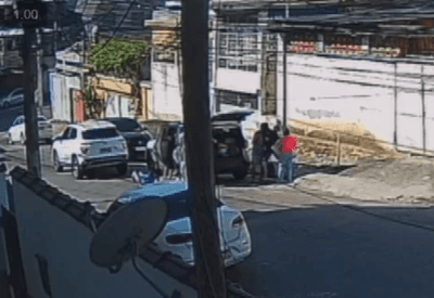 Câmera flagra assalto a família em carro estacionado na rua
