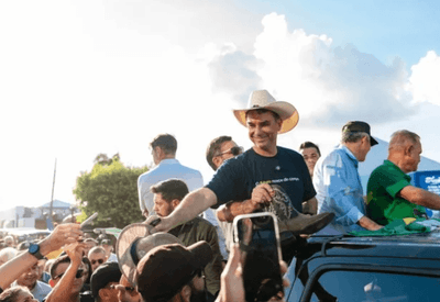 Flávio Bolsonaro diz que agro é "tratado como lixo"