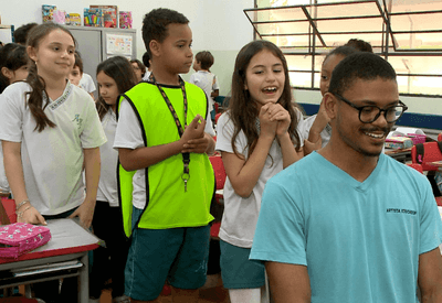 Professor viraliza ao reconhecer 30 alunos apenas pela voz em trend nas redes sociais