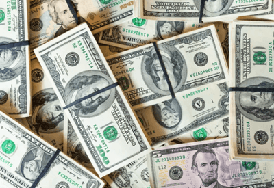 Dólar recua 11% em 2025 e encerra o ano cotado a R$ 5,48