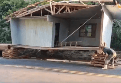 Casa cai de caminhão e provoca acidentes em Santa Catarina 