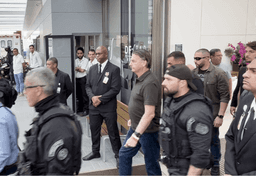 imagem da notícia Bolsonaro deixa hospital após passar por procedimento na pele