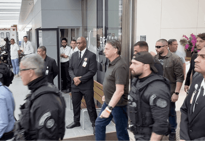 Bolsonaro deixa hospital após passar por procedimento na pele