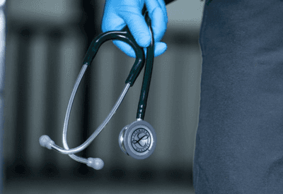 Filhos devem ser indenizados pela morte da mãe por negligência médica em Minas