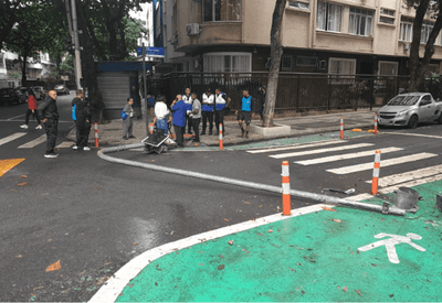 Poste cai e atinge pedestre em Copacabana, no Rio