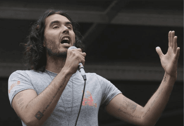 Ator Russell Brand, acusado de estupro, responderá em liberdade condicional