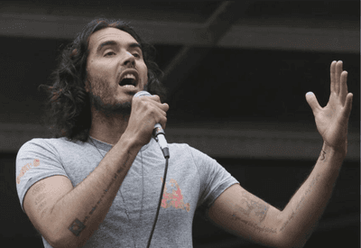 Ator Russell Brand, acusado de estupro, responderá em liberdade condicional