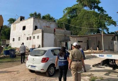Autoridades fazem operação para demolir construções irregulares no RJ