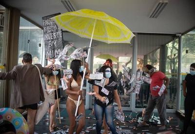 MST faz protesto contra Guedes na entrada do Ministério da Economia