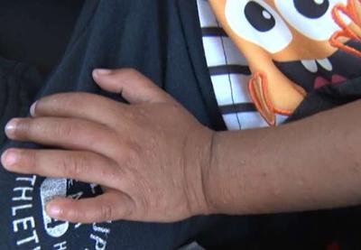 Mãe é presa por abandonar filho de 1 ano amarrado no sofá em Maceió