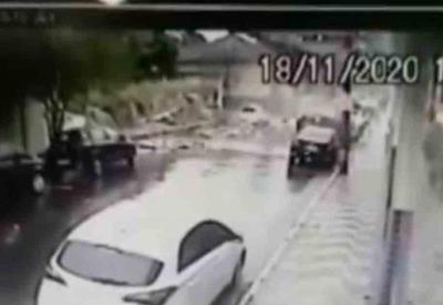 Vídeo: desabamento de muro mata mãe e filha no interior