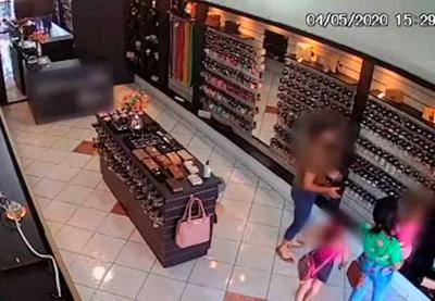 Mãe ensina a própria filha a furtar produtos de loja