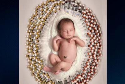 Mãe faz fotos do bebê com seringas usadas durante a gravidez