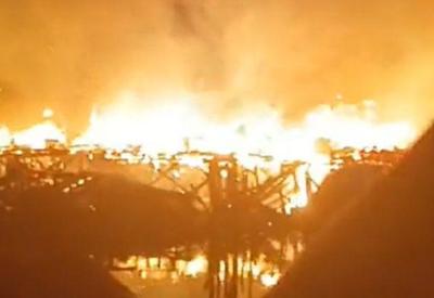 Incêndio destrói mais de 100 moradias em comunidade no litoral de SP