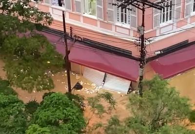Prefeitura de Petrópolis visita comércio atingido por chuvas