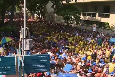 Mais de 250 mil pessoas participam de bloco de rua no Rio de Janeiro